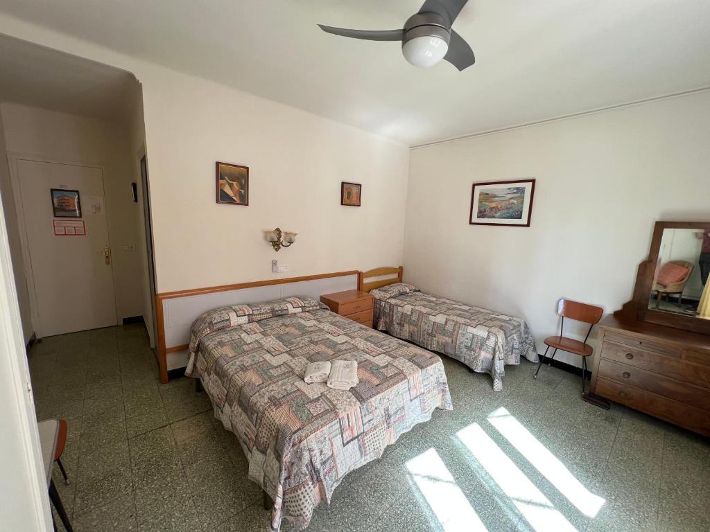 Postel nebo postele na pokoji v ubytování Hostal Zurich