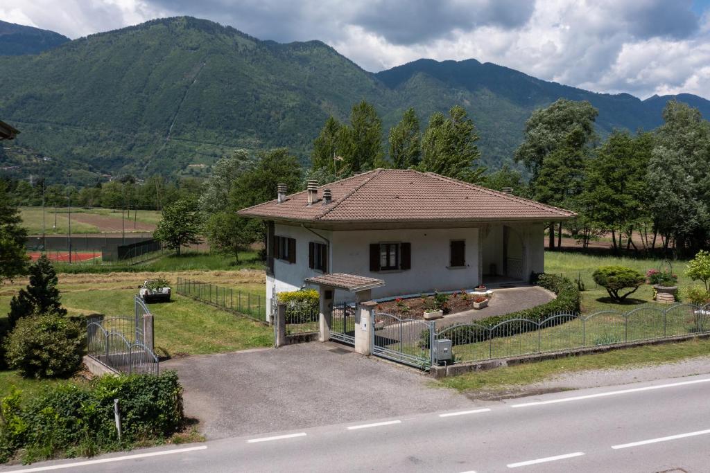 uma pequena casa ao lado de uma estrada em Nonna Elvira Holiday House em Bondone