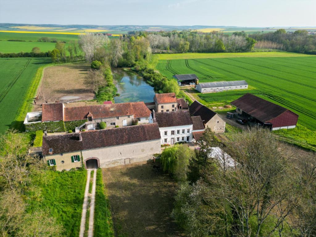 een luchtzicht op een oud huis in een veld bij Le Moulin Neuf in Brienon-sur-Armançon