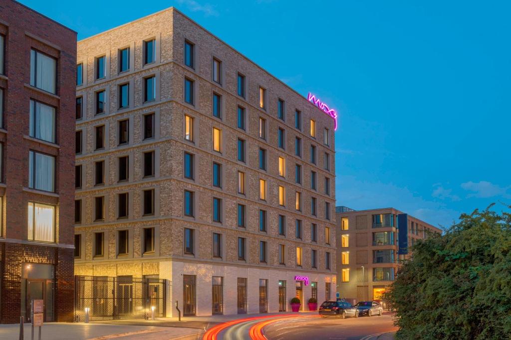 una rappresentazione dell'hotel di notte di Moxy London Excel a Londra