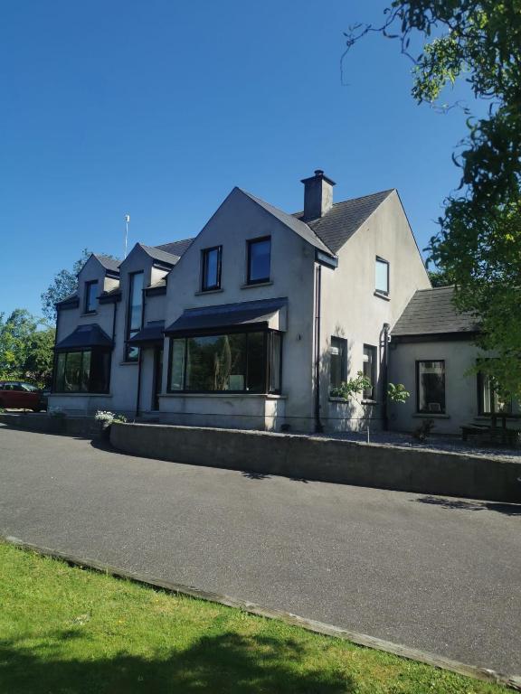 een groot wit huis aan de kant van een straat bij Canaima House 