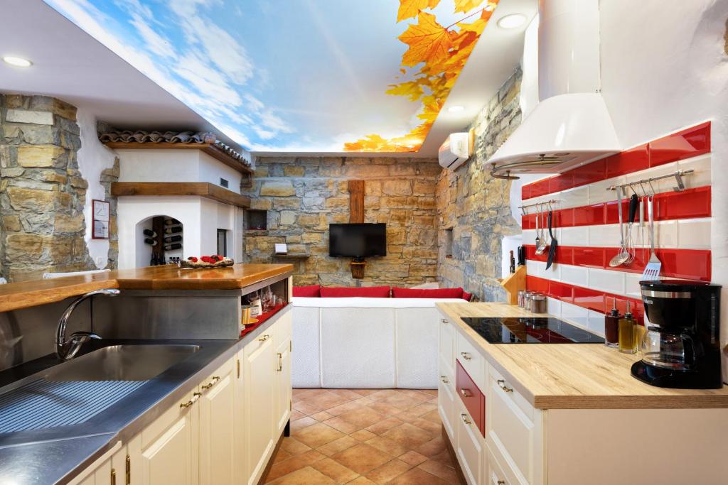 Kuchyň nebo kuchyňský kout v ubytování TouristFarm - apartments "RED FAIRYTALE"