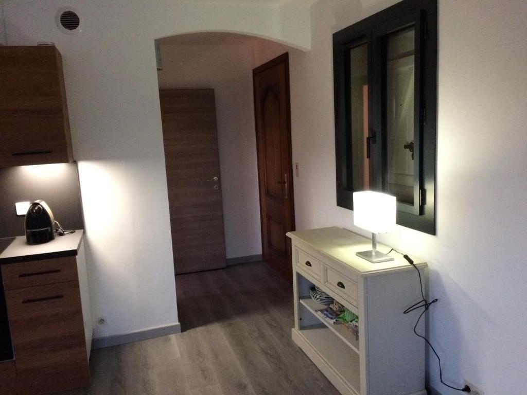 a room with a white dresser and a mirror at Appart 2 pièces indépendant dans villa proche centre ville au calme in Mandelieu-la-Napoule