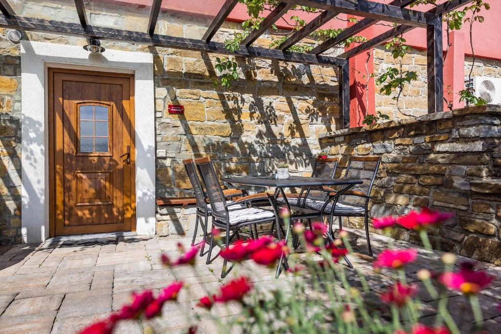 Zahrada ubytování TouristFarm - apartments "RED FAIRYTALE"
