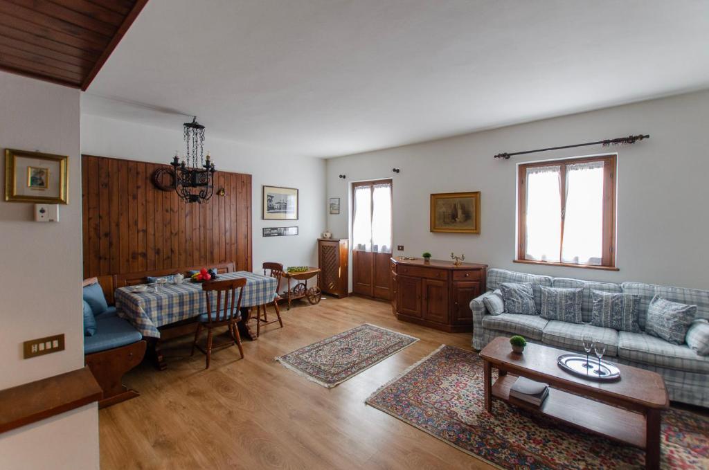 - un salon avec un canapé et une table dans l'établissement Appartamento centralissimo con wi-fi, à Cortina dʼAmpezzo