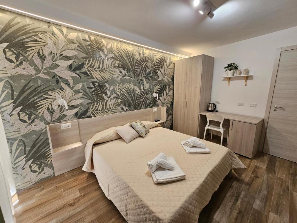 een slaapkamer met een bed met twee handdoeken erop bij ZAFFIRO'S HOUSE in Cefalù