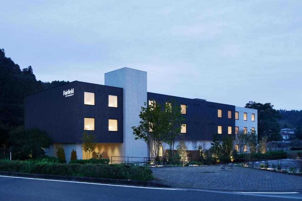 um edifício com luzes acesas em frente a uma rua em Fairfield by Marriott Tochigi Motegi em Motegi