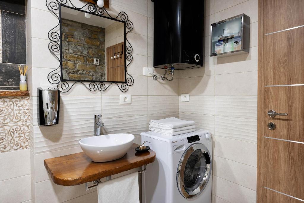 Kuchyň nebo kuchyňský kout v ubytování TouristFarm - apartments "RED FAIRYTALE"
