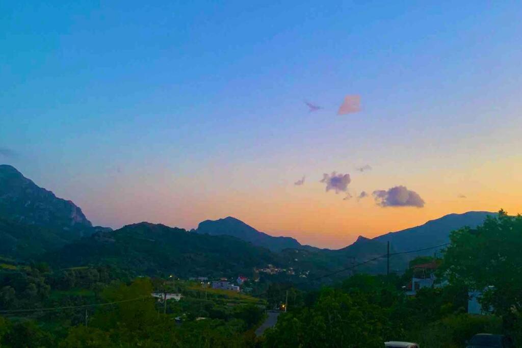 - une vue sur une chaîne de montagnes au coucher du soleil dans l'établissement Sunset view house, à Lambiní
