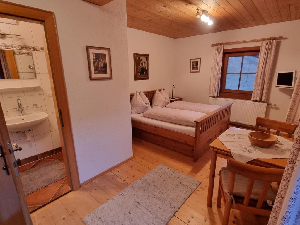 Postel nebo postele na pokoji v ubytování Hinterauerhof