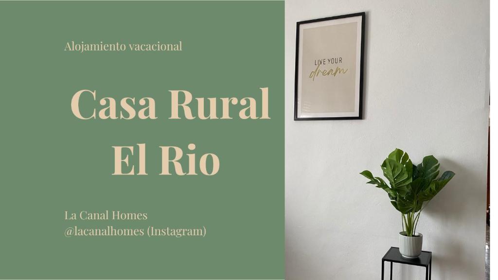Una señal que lee "casa rival el rico" en una pared con una planta. en Alojamiento Rural El Rio en Bolbaite