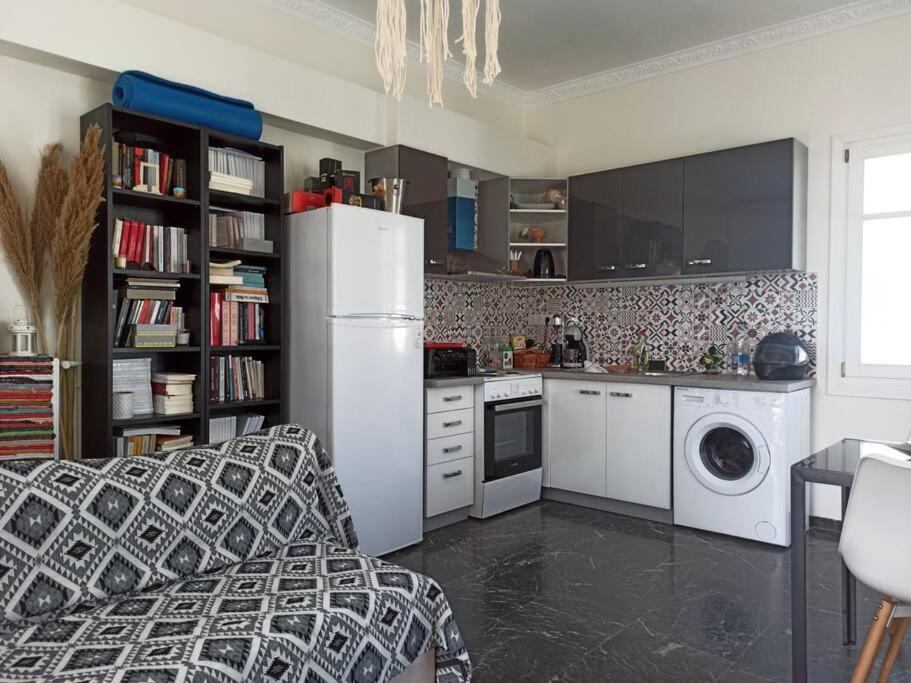 een keuken met een witte koelkast en een wasmachine bij Εξαιρετικό διαμέρισμα δίπλα στο λιμανι! Καινουριο in Naxos Chora