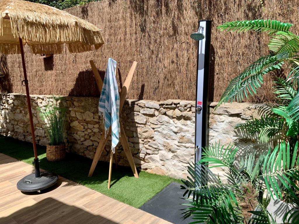Vonkajšia záhrada v ubytovaní Maisonnette avec terrasse et jardin-Parking privé-9mn des plages à pied