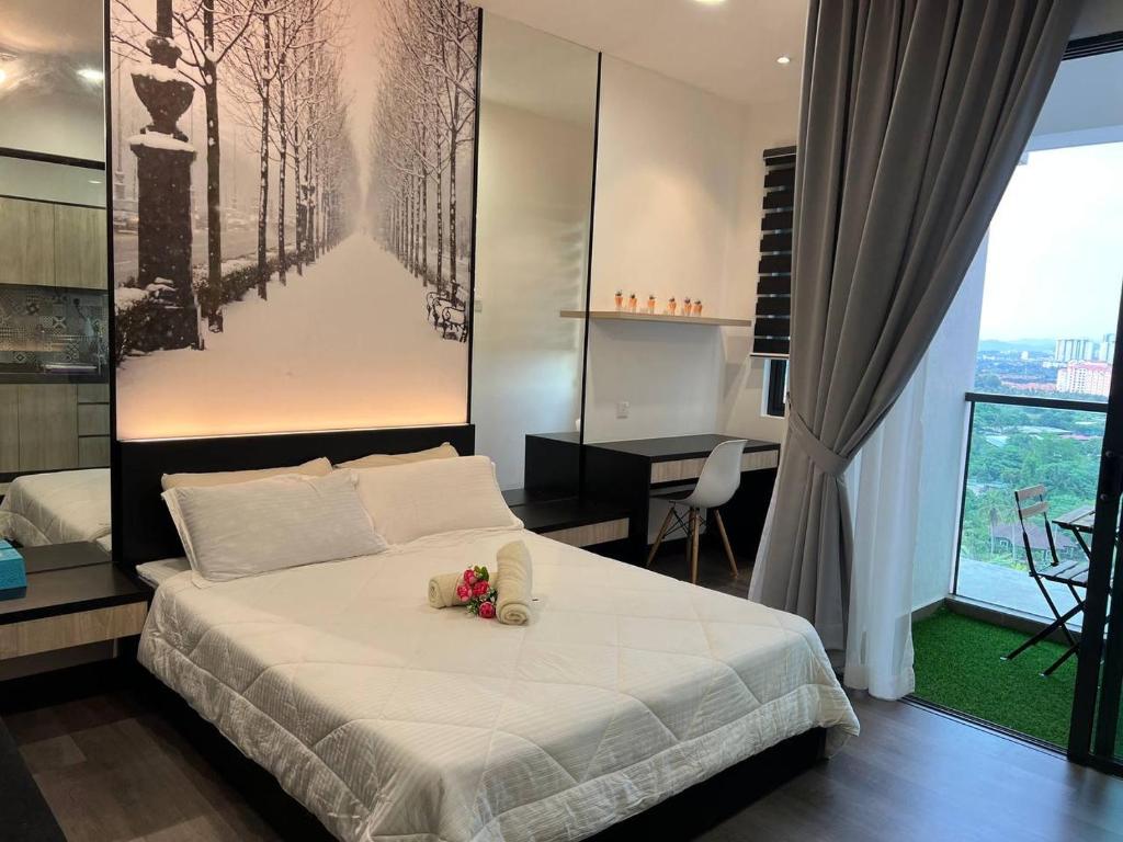 Un dormitorio con una cama grande con flores. en Vista Bangi Apartment, en Kajang