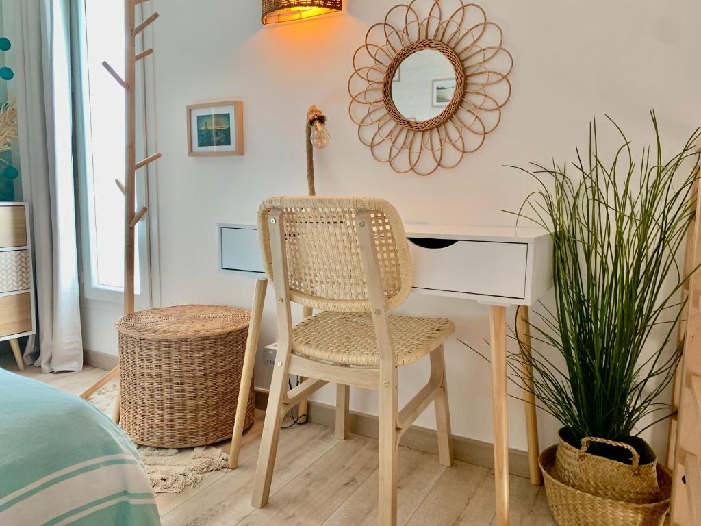 Posedenie v ubytovaní Maisonnette avec terrasse et jardin-Parking privé-9mn des plages à pied