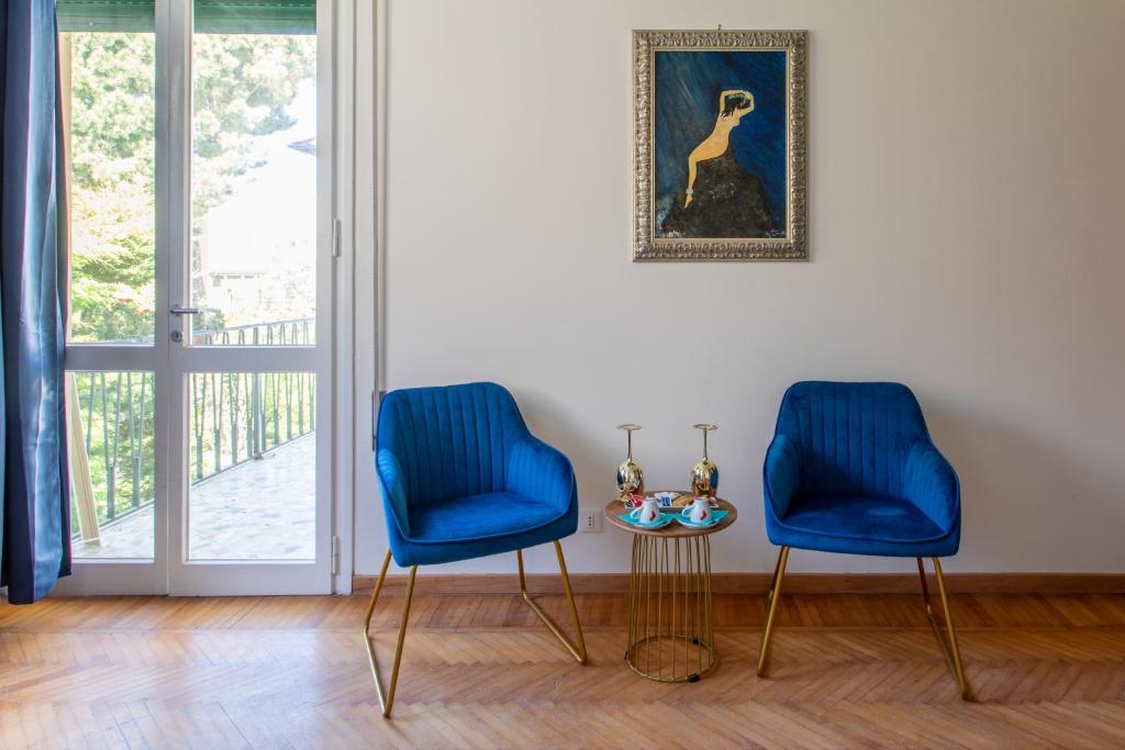 2 blaue Stühle und ein Tisch in einem Zimmer in der Unterkunft Ca Nart in Lido di Venezia