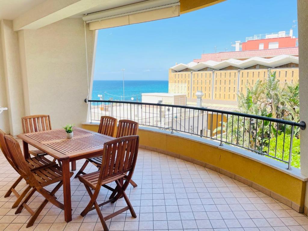 ガリポリにあるRosa Virginia Apartmentのテーブルと椅子、海の景色を望むバルコニー