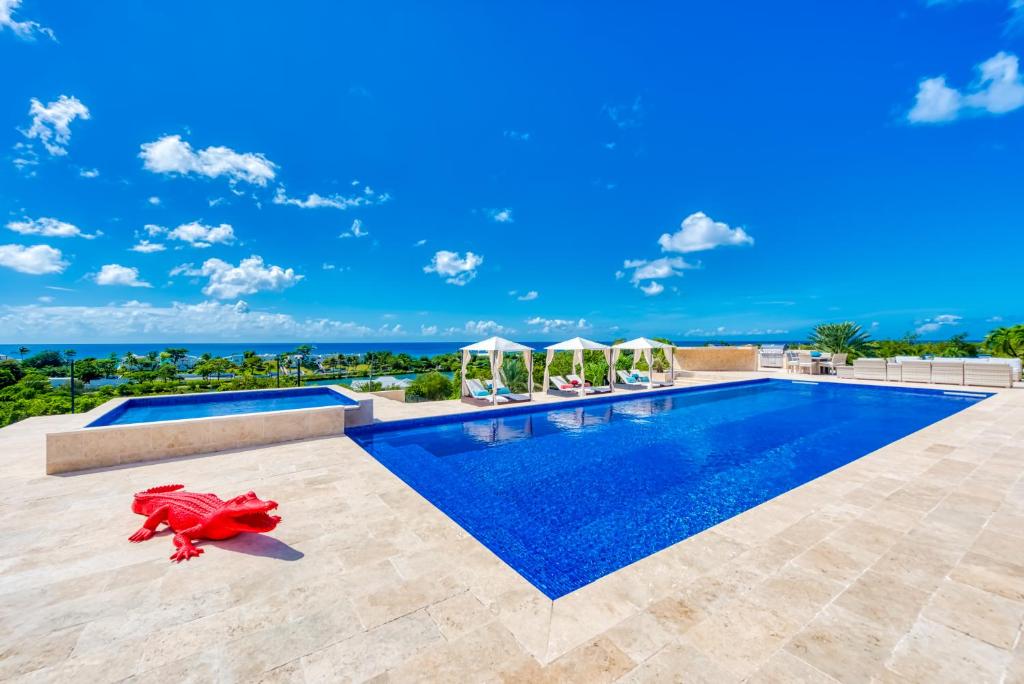 Baie LongueにあるVilla El Grande Azureのプールと海のあるヴィラ