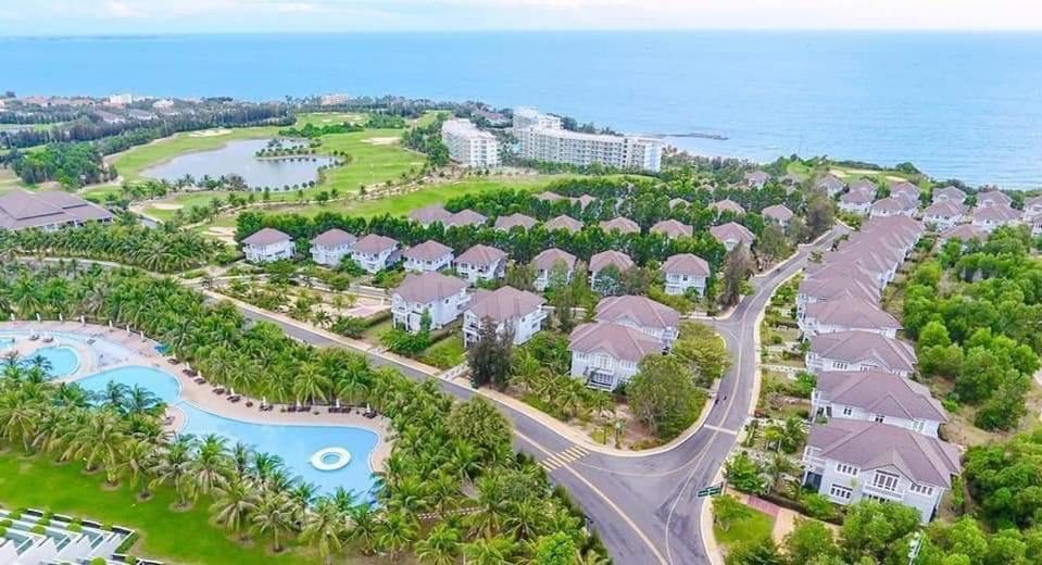 een luchtzicht op een resort met de oceaan bij Villa Sea Link - Phan Thiết in Phan Thiet