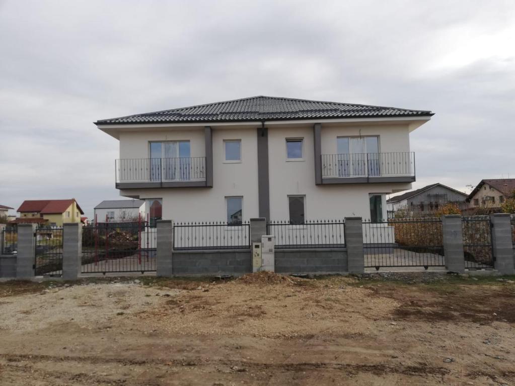 Casa luminoasa cu parcare gratuita la proprietate - Housity