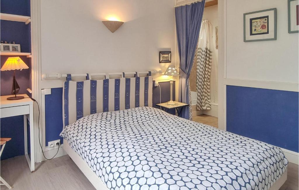 a bedroom with a bed with blue and white sheets at Stunning Home In Saint-palais-sur-mer With Wifi And 6 Bedrooms in Saint-Palais-sur-Mer