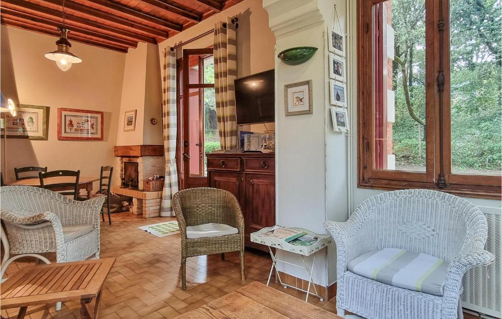 a living room with chairs and a table at Stunning Home In Saint-palais-sur-mer With Wifi And 6 Bedrooms in Saint-Palais-sur-Mer