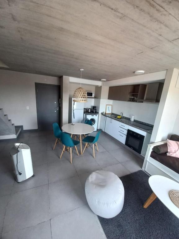 a kitchen and dining room with a table and chairs at Depto Los Pinos in Ostende