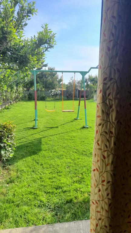 Herní místnost nebo prostor pro děti v ubytování Room with private garden