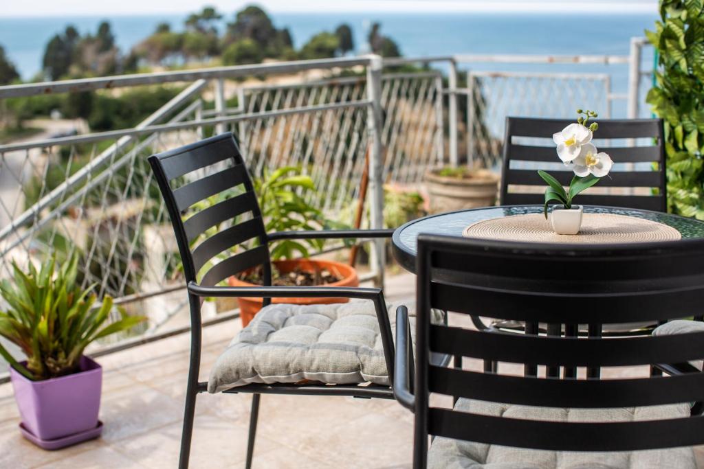 2 sedie e un tavolo sul balcone con vista sull'oceano di Apartments Jelena Ulcinj a Ulcinj