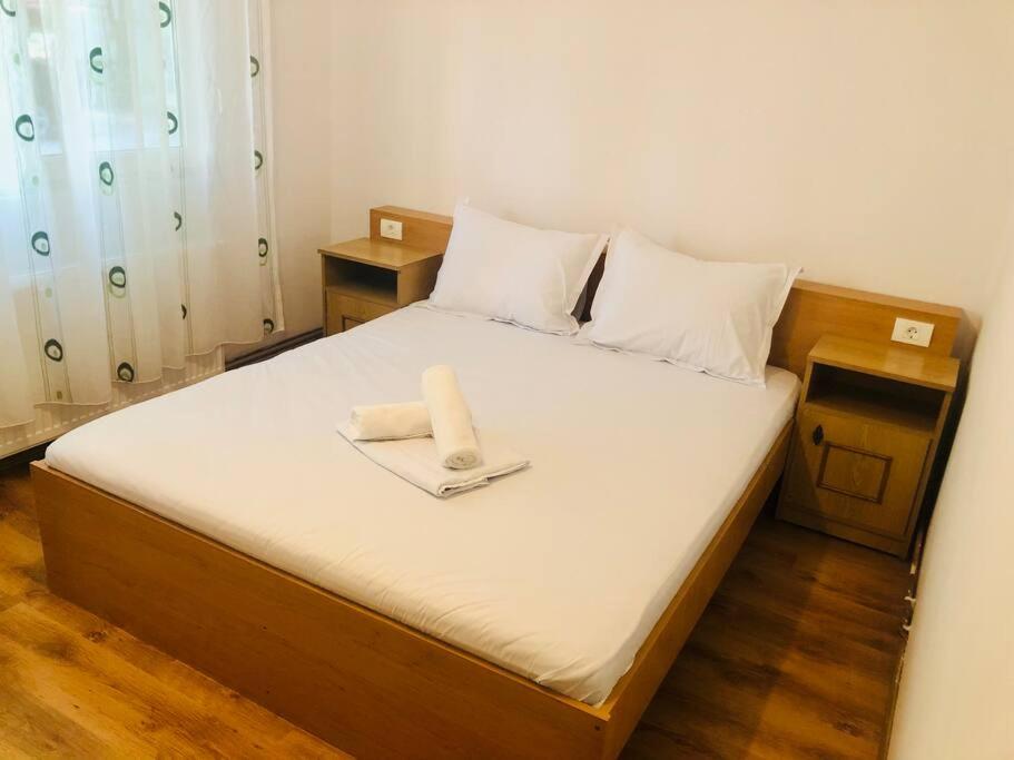 een slaapkamer met een bed met twee handdoeken erop bij Joy City Stay Bucuresti 4 2 in Timişoara