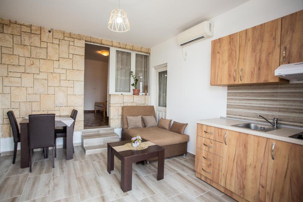 Kuchyň nebo kuchyňský kout v ubytování Apartments Jelena Ulcinj