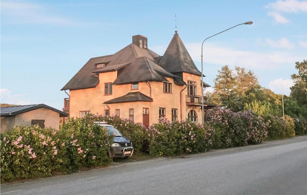 uma casa grande com um carro estacionado em frente em Amazing Home In Lindesberg With House Sea View em Lindesberg