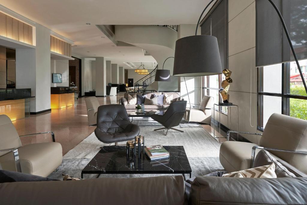 AC Hotel by Marriott Penang في بايان ليباس: غرفة معيشة مع أريكة وطاولة