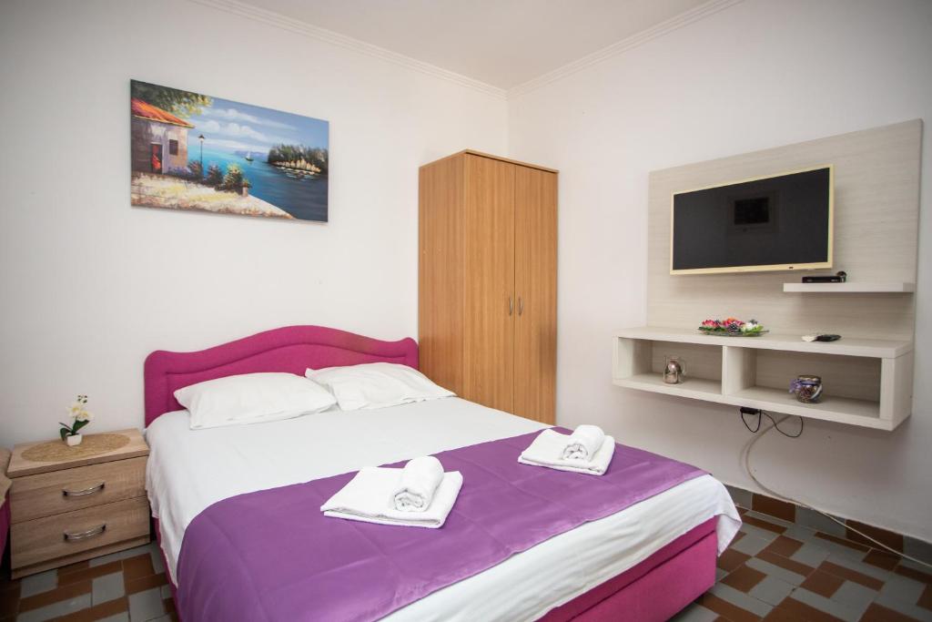 Postel nebo postele na pokoji v ubytování Apartments Jelena Ulcinj
