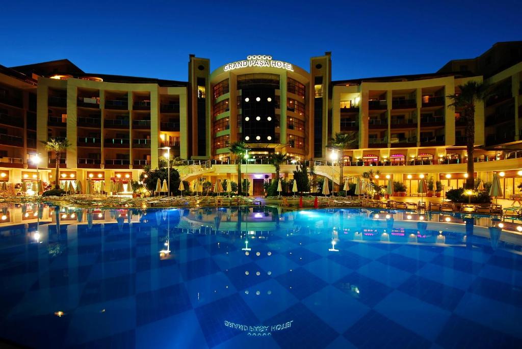 Bazén v ubytování Grand Pasa Hotel nebo v jeho okolí