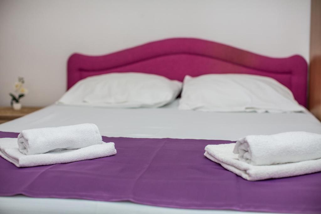 Postel nebo postele na pokoji v ubytování Apartments Jelena Ulcinj