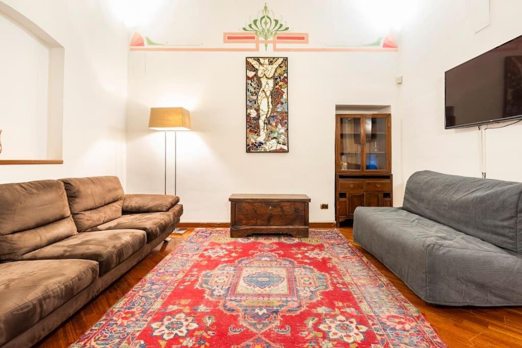 uma sala de estar com um sofá e um tapete em Araba Fenice Apartments - Bari Centro em Bari