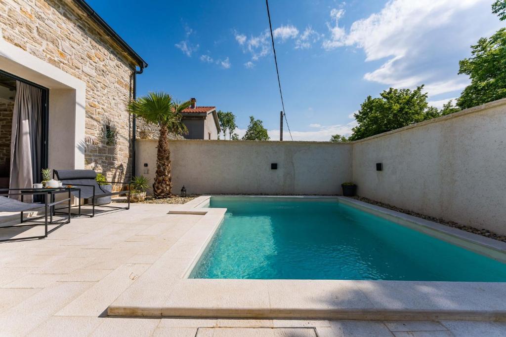 Bazén v ubytovaní Stone House with pool Poeta alebo v jeho blízkosti