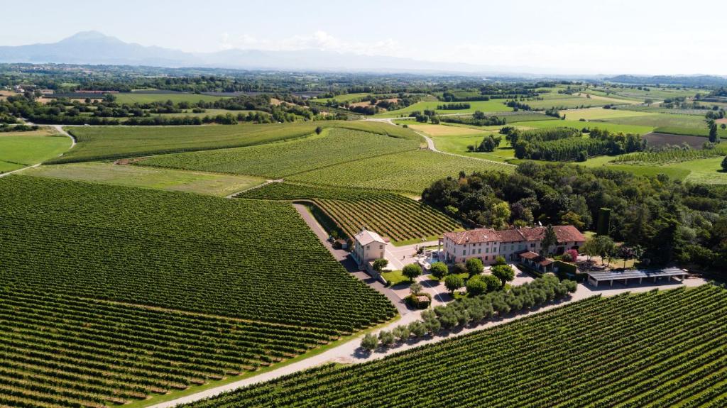 una vista aérea de una granja en medio de un campo en Agriturismo Relais La Casina, en Cavriana