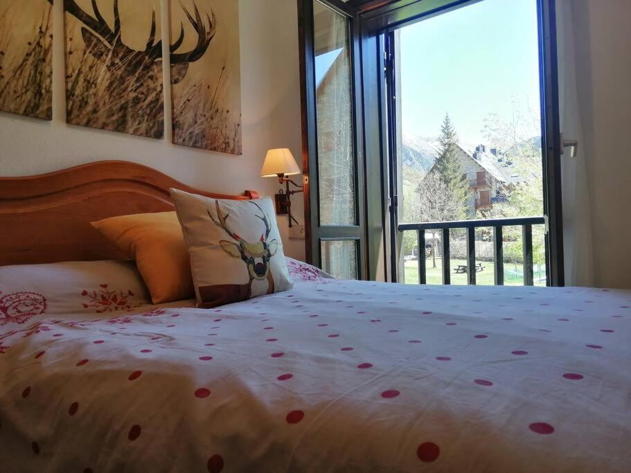 Postel nebo postele na pokoji v ubytování Amplio apartamento con jardín y piscina Herbasabina 5