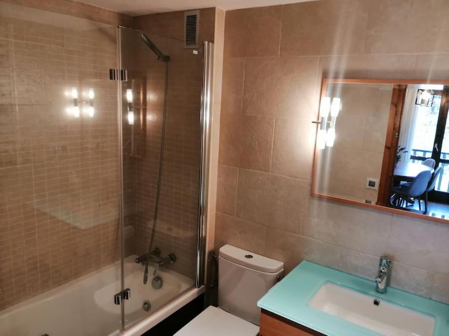 Koupelna v ubytování Amplio apartamento con jardín y piscina Herbasabina 5