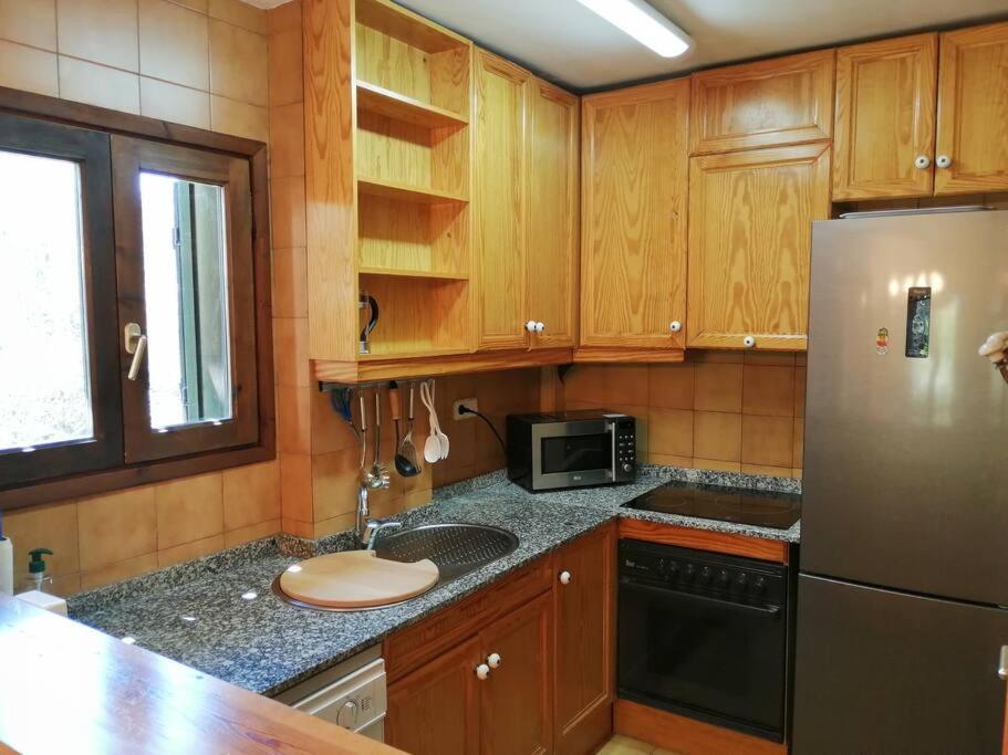 Kuchyň nebo kuchyňský kout v ubytování Amplio apartamento con jardín y piscina Herbasabina 5