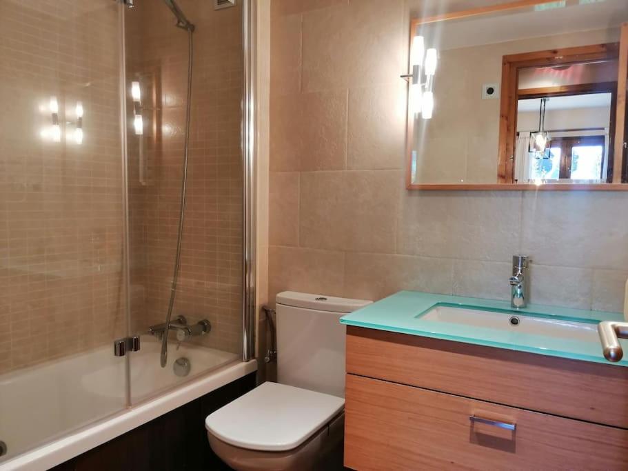 Koupelna v ubytování Amplio apartamento con jardín y piscina Herbasabina 5