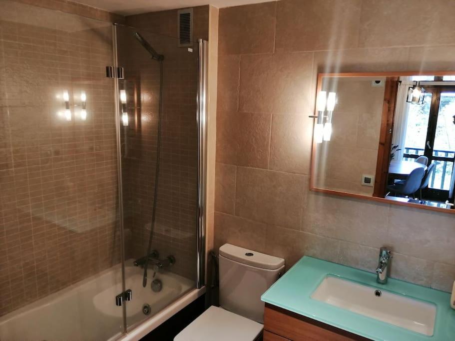 Koupelna v ubytování Amplio apartamento con jardín y piscina Herbasabina 5