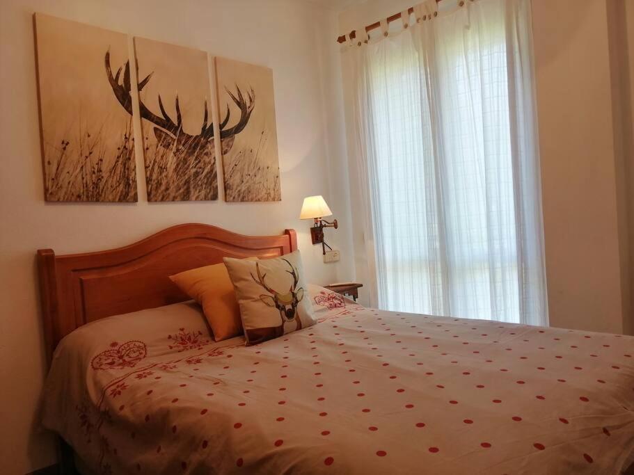 Postel nebo postele na pokoji v ubytování Amplio apartamento con jardín y piscina Herbasabina 5