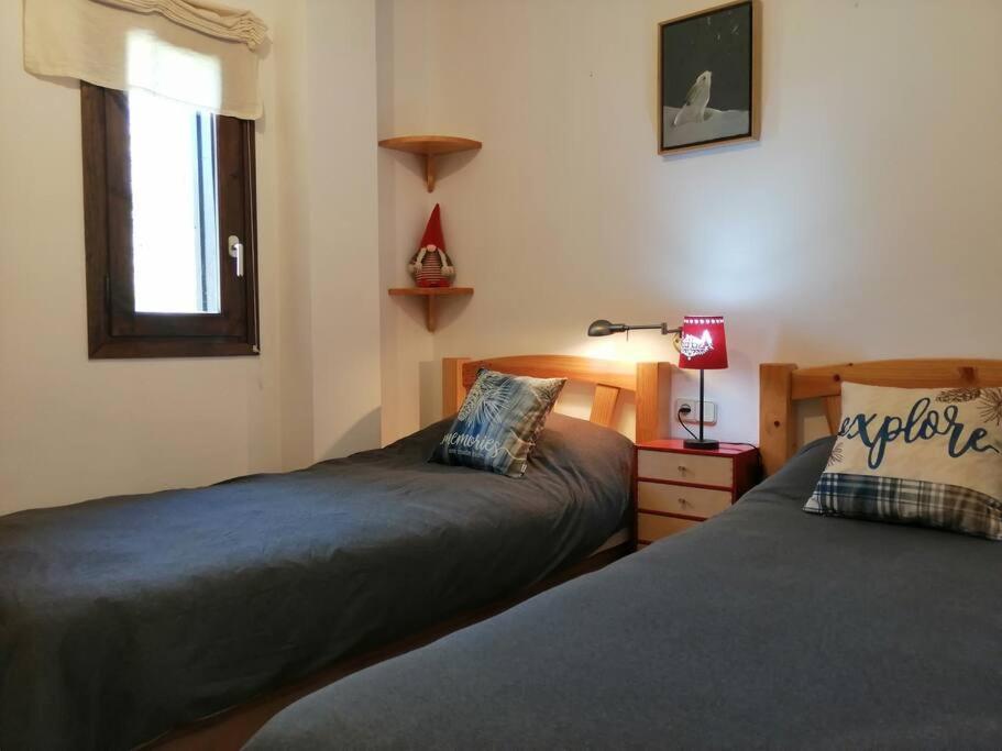 Postel nebo postele na pokoji v ubytování Amplio apartamento con jardín y piscina Herbasabina 5