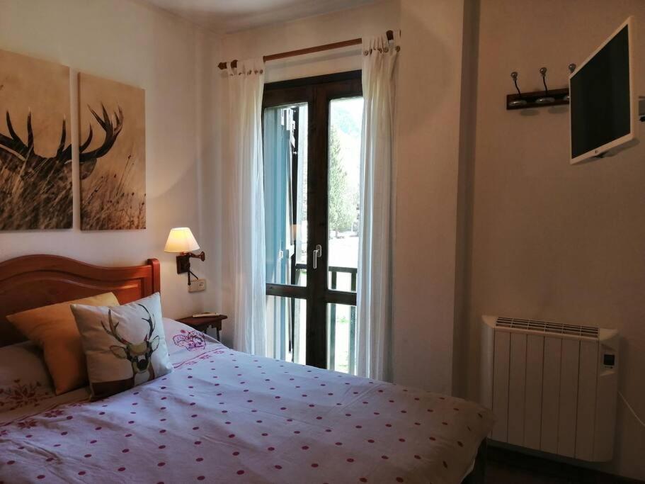 Postel nebo postele na pokoji v ubytování Amplio apartamento con jardín y piscina Herbasabina 5