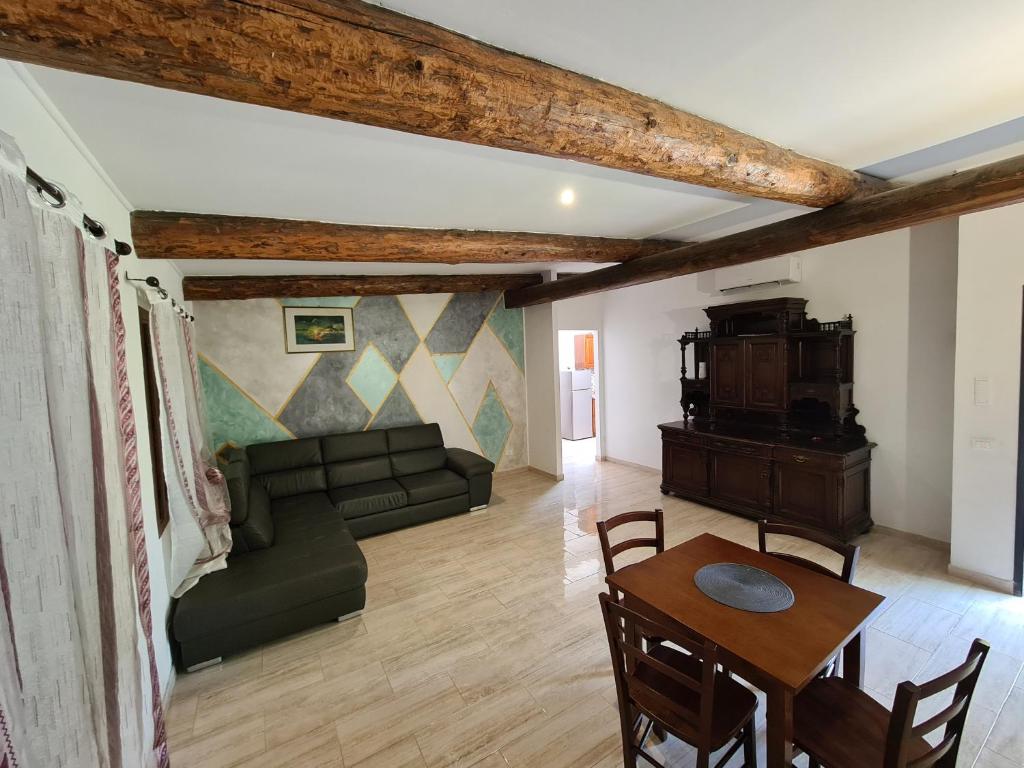 salon z kanapą i stołem w obiekcie Agriturismo Ca Novak Venezia w mieście Spinea