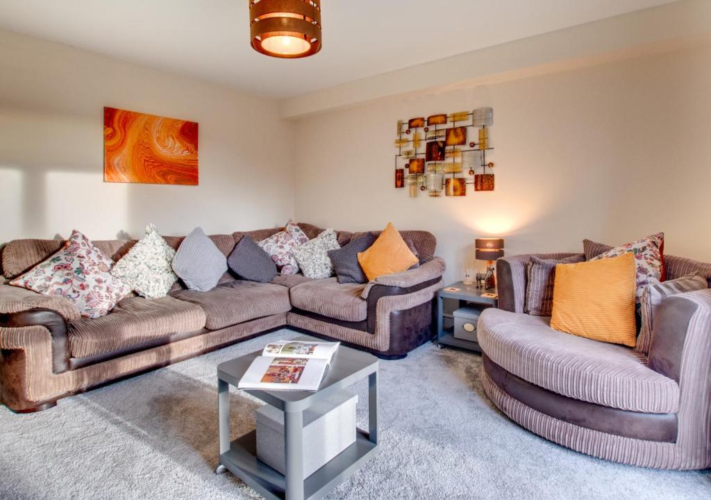 Sala de estar con 2 sofás y mesa en Stanhope en Ulverston