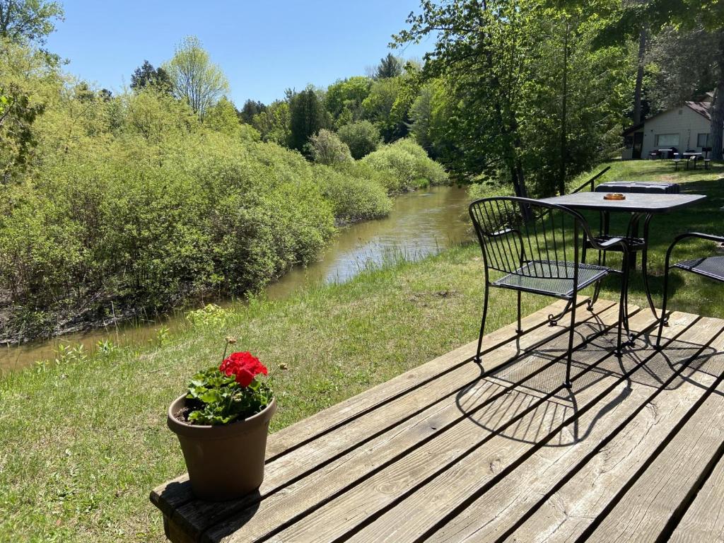 Betsie Riverside Resort - Chalet
